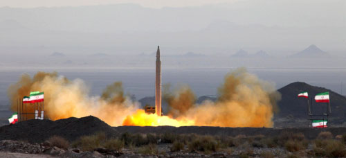 صاروخ قائم خلال تجربته في منطقة غير معروفة في ايران أمس (وحيد رضا علائيس ــ أ ب)