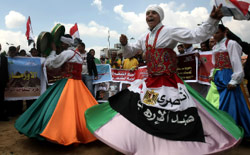 رقصة الدراويش في ميدان التحرير يوم الجمعة الماضي (أ ف ب)