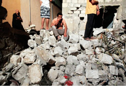 على انقاض مبنى قصفه الأطلسي في طرابلس (ايفان سيكريتاريف ــ أ ب)