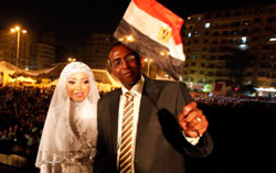 عروسان مصريان في ميدان التحرير (محمد عبد الغني ــ رويترز)