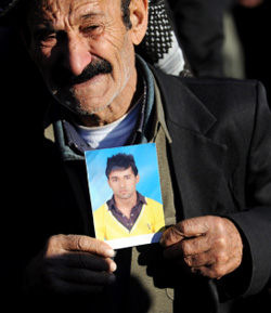 والد أحد ضحايا المجزرة التركية في محافظة شيرناك (بولنت كيليتش ــ أ ف ب)