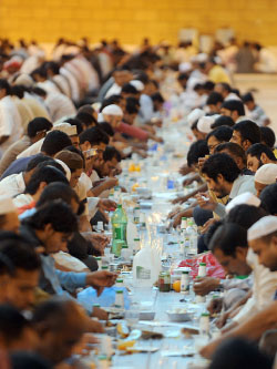 مائدة رمضانية في الرياض (أ ف ب)  