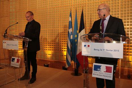 الوزيران اليوناني (يسار) والفرنسي في مؤتمر صحافي في باريس أمس (أ ف ب)
