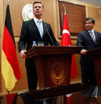 فيسترفيله مع وزير خارجية تركيا أحمد داوود أوغل في انقرة (اوميت بكتاس ــ رويترز)