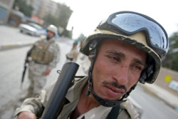 جنود عراقيون يشرفون على حالة الطوارئ في بغداد أمس (أحمد الربيعي ـــ أ ف ب)