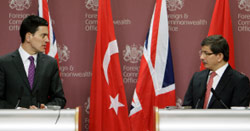 داوود أوغلو وغول يجيدان الانكليزية بينما أردوغان لا يتقنها (ليفتريس بيتاراكيس ــ أ ب)