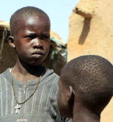 طفلان من جنوب السودان في الخرطوم (محمد نور الدين عبد الله ــ رويترز)