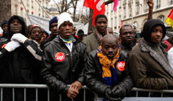 مهاجرون يتظاهرون في باريس للمطالبة بتصحيح أوضاعهم (بونوا تسييّه - رويترز)
