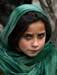 فتاة أفغانية في مقاطعة كونار (برنان لينسلي - أ ب)