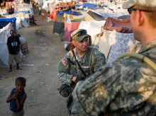 جنديان أميركيان وسط مخيم لللاجئين في بورت ـ أو ـ برينس (ماركو دورمينو ـ رويترز)