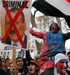 متظاهرون يدعون لاستقلال جنوب اليمن في لندن أمس (أدرو وينينغ ــ رويترز)