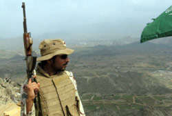 جندي سعودي يقف في موقعه العسكري مراقباً الحدود مع اليمن (بول هنديلي - أ ف ب)