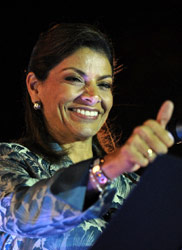رئيسة كوستاريكا لورا شينشيلا (يوري كورتيز ــ أ ف ب)