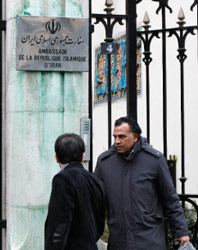 مدخل السفارة الايرانية في باريس ويبدو الجدار ملطخاً باللون الأخضر (برتراند كومبالديو ــ أ ب)