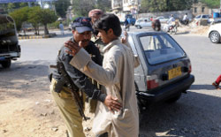 عمليات تفتيش من قبل الشرطة الباكستانية في كاراتشي أمس (آصف حسن ــ أ ف ب)
