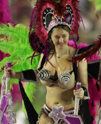راقصة من احدى فرق السامبا خلال الاحتفالات في ريو دي جانيرو أمس (مارتن ميخيا - أ ب)