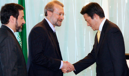 لاريجاني ووزير الخارجية الياباني في طوكيو أمس (رويترز)