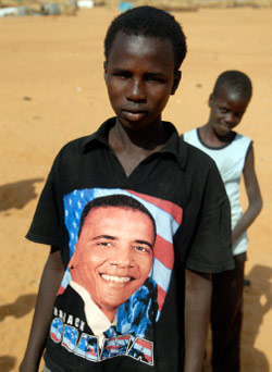 لاجىء سوداني من شمال دارفور يرتدي قمصياً يحمل صورة أوباما (اندرو هيفنس - رويترز)