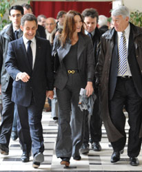 غوسكين مرافقاًُ ساركوزي وزوجته إلى أحد  مراكز الاقتراع الشهر الماضي (إريك فيفيربيرغ ــ أ ف ب)