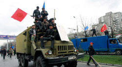 المتظاهرون يستولون على آلية عسكرية في العاصمة بشكيك (فلاديمير بيروغوف ــ رويترز)