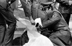 الشرطة الألمانية تنتشل جثة بوباك في كارلسروه عام 1977 (كورت شترومف - أ ب)