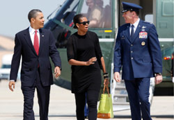 أوباما وزوجته يغادران لامضاء عطلة في آشفيلي أمس (آلكس براندون ــ أ ب)