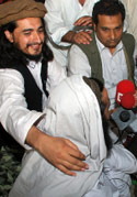 حكيم الله محسود يعانق بيت الله خلال مؤتمر صحافي في وزيرستان في ايار 2008 (رويترز)