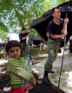 في أحد المخيمات داخل أوزبكستان (شامل زوماتوف ـ رويترز)