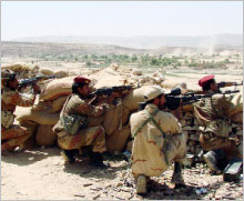 جنود يمنيون يشاركون في مواجهة الحوثيين في معارك سابقة (أرشيف - رويترز)