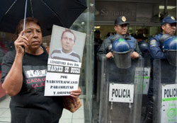 معارضون للرئيس الكولومبي يتظاهرون أمام سفارة بوغوتا في مكسيكو سيتي (ا ف ب)
