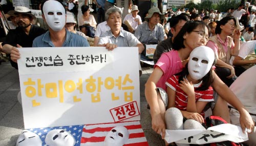 اعتصام امام السفارة الأميركية في سيول ضد التدريبات (آن يونغ جون ــ أ ب)