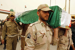 جنود إيرانيون يتسلمون رفاة رفاق قتلوا خلال الحرب العراقية الايرانية في البصرة (الغوراني ــ أ ب)