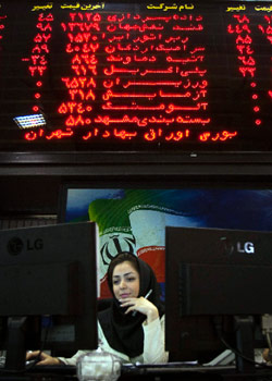 موظفة إيرانية في مكتبها بمبنى بورصة طهران هذا الاسبوع (مرتضى نيكوبازل ــ رويترز)