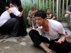 انتحاب جماعي لذوي ضحايا تفجير الأمس (سعد شلش ـــ رويترز)