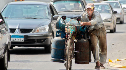 بائع غاز في أحد شوارع القاهرة (عمرو نبيل ــ أ ب)