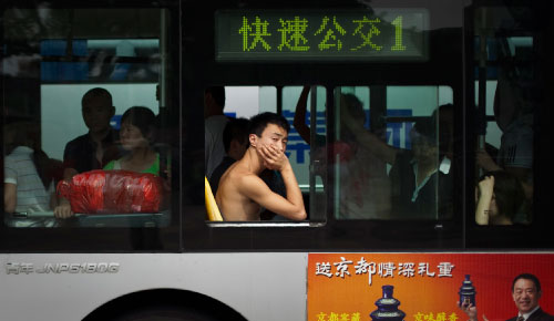 صيني يجلس في الحافلة في بكين الاثنين الماضي (ألكسندر يوان ـ أ ب)