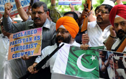 تظاهرة هنديّة ضد باكستان في نيودلهي أول من أمس (براكاش سينغ ــ أ ف ب)