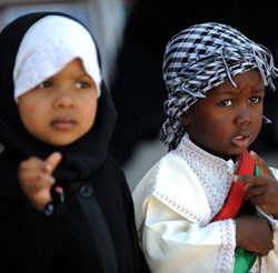 طفلان ليبيان باللباس التقليدي في ساحة الثورة ببنغازي امس (سعيد خان ـ أ ف ب)