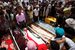 محتجون يشيعون الضحايا الذين سقطوا في تعز أمس (خالد عبد الله - رويترز)