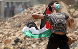 فتى فلسطيني يواجه الاحتلال بالحجارة في الضفة الغربية (جعفر أشتيه ـ أ ف ب)