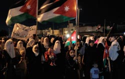 تظاهرة متضامنة مع الشعب السوري في عمان أول من أمس (علي جاركجي ــ رويترز) 