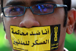 رفضًا لمحاكمة المدنيين من قبل العسكر( عمر عبدالله دلش- رويترز)