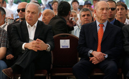 أولمرت ونتنياهو في حفل تأبيني في القدس المحتلة أول من أمس (ديفيد فورست - رويترز)