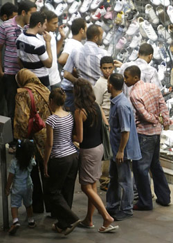 مصريون أمام واجهات أحد المتاجر في القاهرة (خالد دسوقي - أ ف ب)