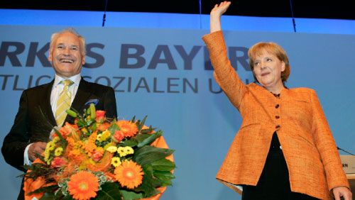 المستشارة الألمانية أنجيلا ميركل خلال احتفال في جنوب ألمانيا (ديثر اندلشر ـ أ ب)