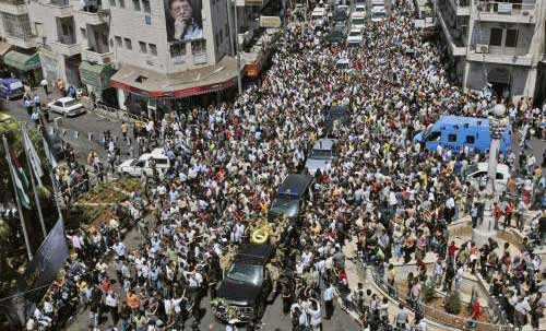 الحشود تودّع درويش في رام الله أمس (محمد محيسن ـــ أ ب)