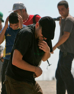 متظاهرون ضد الجدار العنصري بعد رشهم  بسائل رائحته كريهة من قبل قوات الاحتلال (محمد محيسن - أ ب)