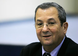 باراك خلال حضوره اجتماعاً لحزب «العمل» في تل أبيب الإثنين الماضي (أرييل شاليط ــ أب)