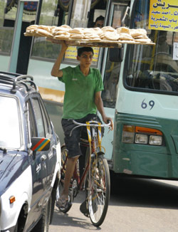 عامل مصري ينقل الخبز في أحد شوارع القاهرة (عمرو نبيل - أ ب)