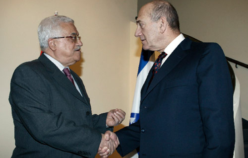 عباس وأولمرت خلال لقائهما في القدس المحتلة أمس (ثائر غانم - رويترز)